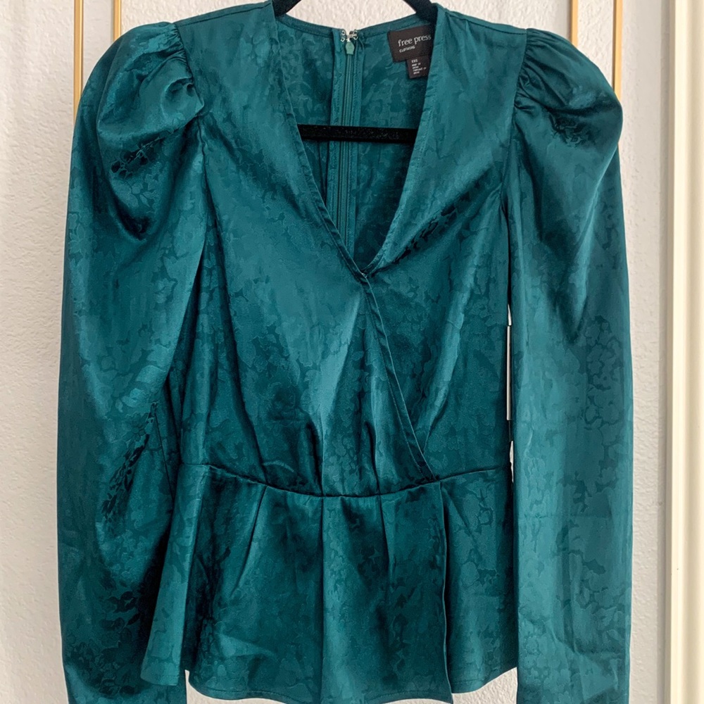 Satin like material pattern blouse.